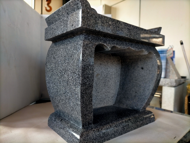 岡崎市産の最高級石材である牛岩青石で８寸角和型墓石を製作中、小物 